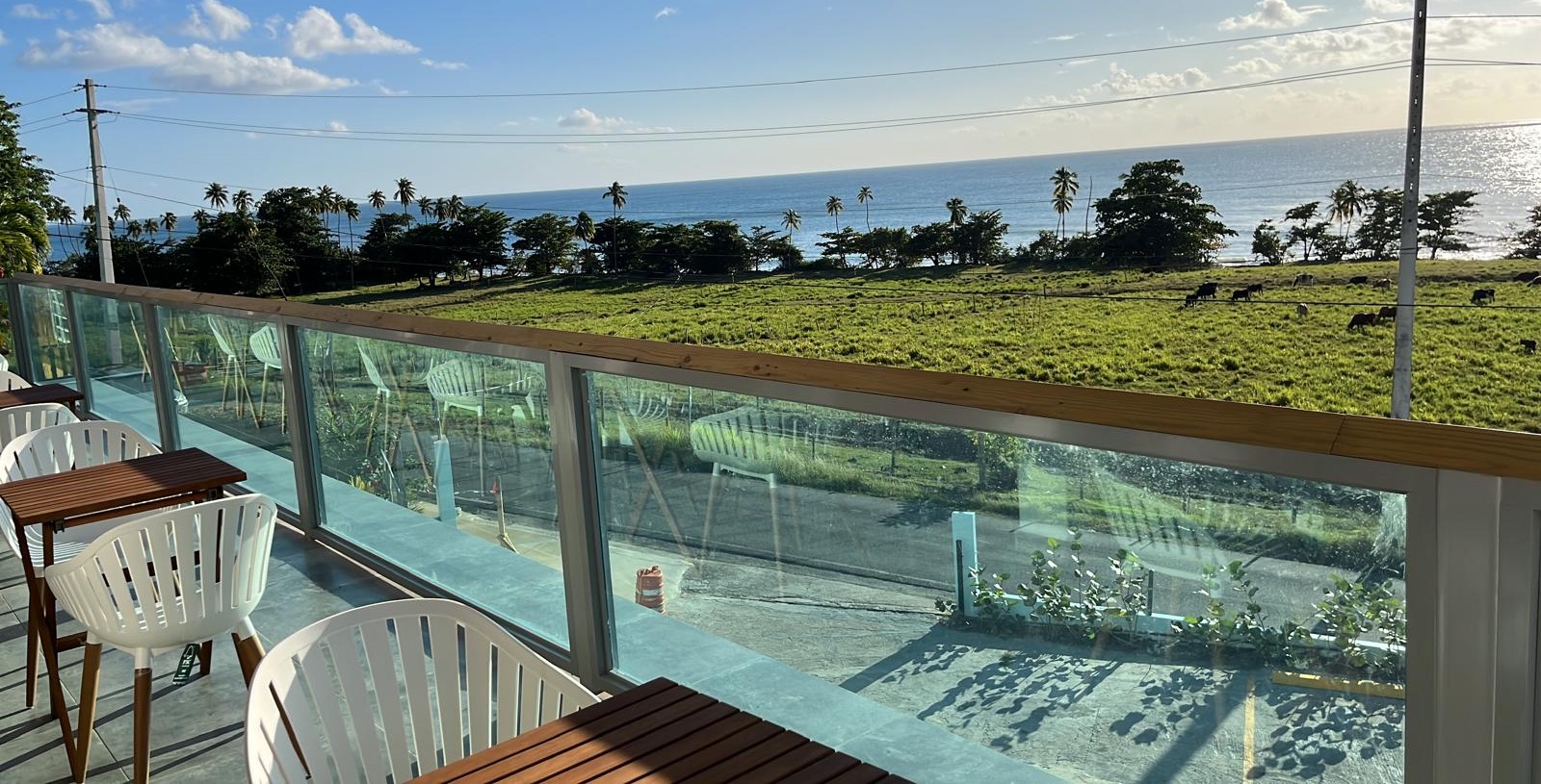 Barandal de cristal con vista al mar, fabricado e instalado por RI Aluminum en Puerto Rico