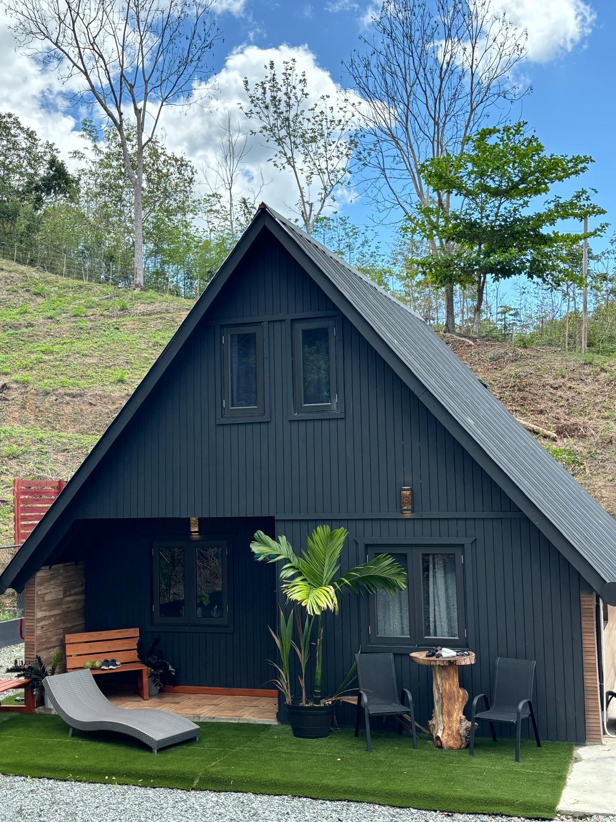 Cabaña moderna con puertas y ventanas a la medida