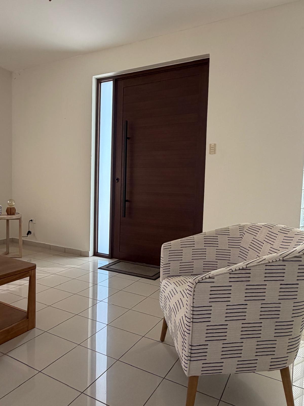 Puerta de madera de entrada instalada por RI Aluminum