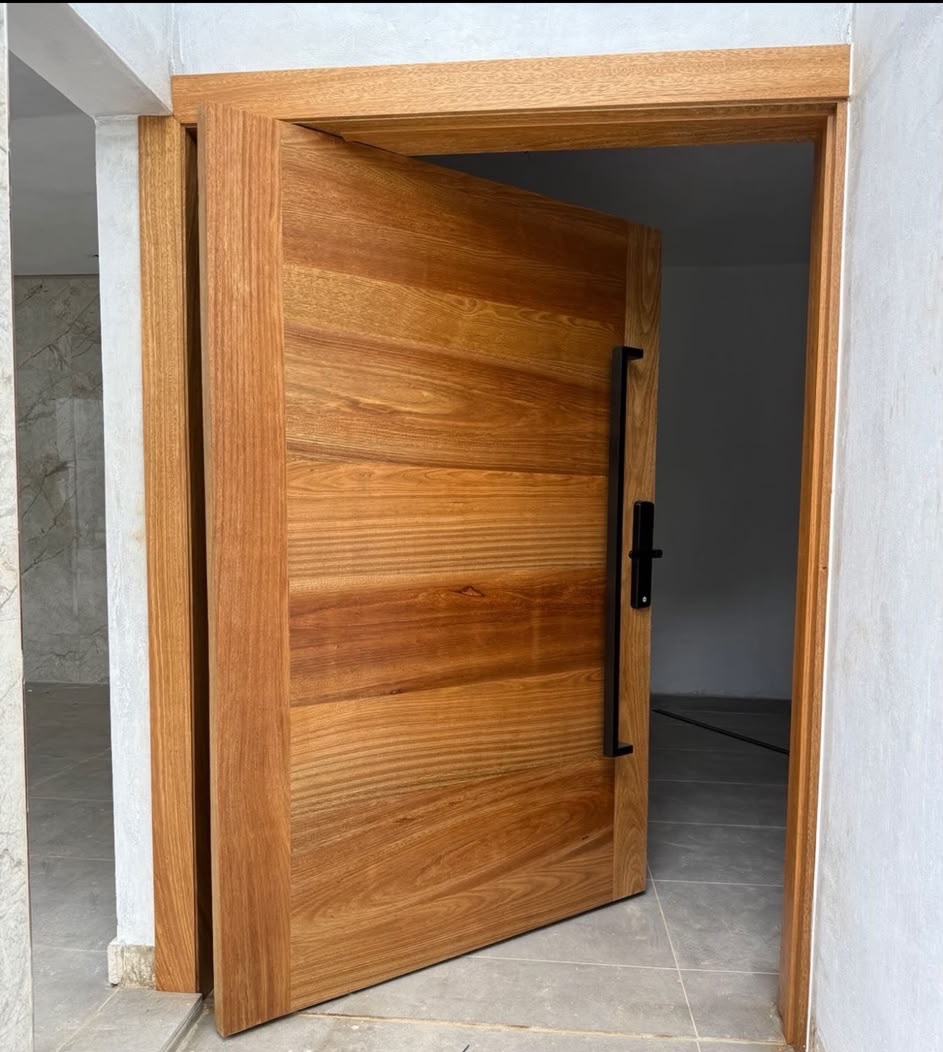Puerta pivotante de madera fabricada e instalada por RI Aluminum